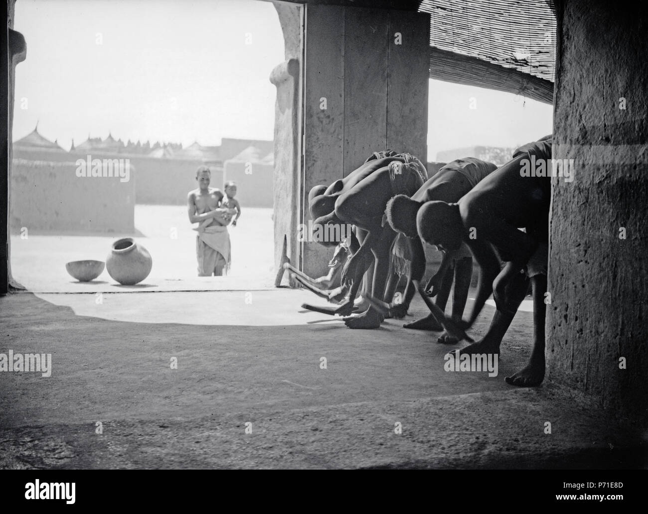 Publiziert in: Mittelholzer, W.: Tschadseeflug, 1932, ABB. 93, Bildlegende: Bohnern in Afrika Nein, es sind Sklavinnen des Königs der Mossi, die die Böden sciabiche Lehmpalastes glatt klopfen 50 ETH-BIB-Bohnern in Afrika Nein, es sind Sklavinnen des Königs der Mossi, die die Böden sciabiche Lehmpalastes glatt klopfen-Tschadseeflug 1930-31-LBS MH02-08-0874 Foto Stock