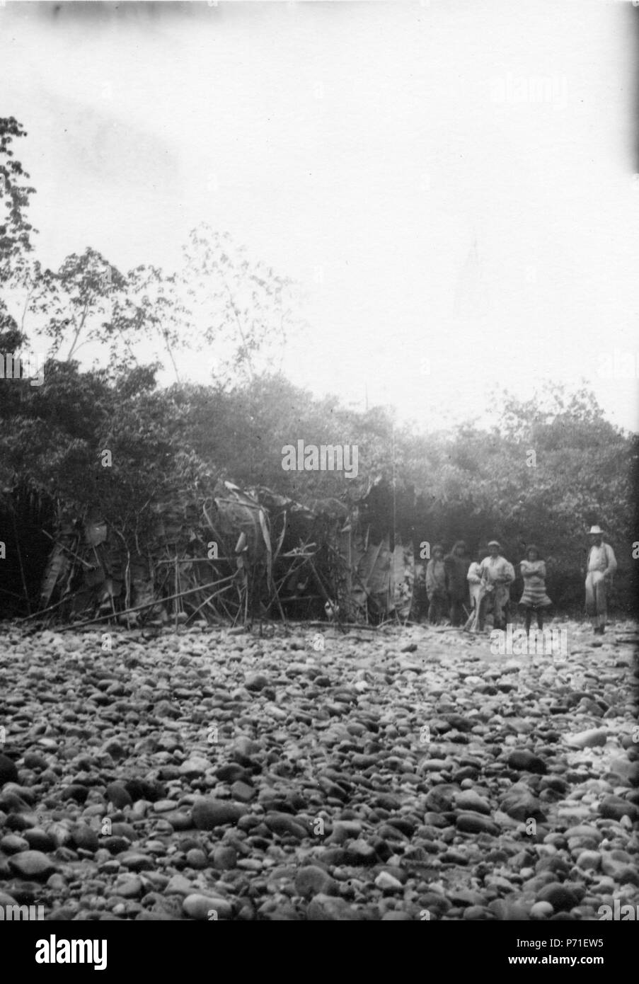 134 Gränsen mellan Perù och Bolivia. Indianbyddor vid flodbädd. Rio Tambopota - SMVK - 002318 Foto Stock