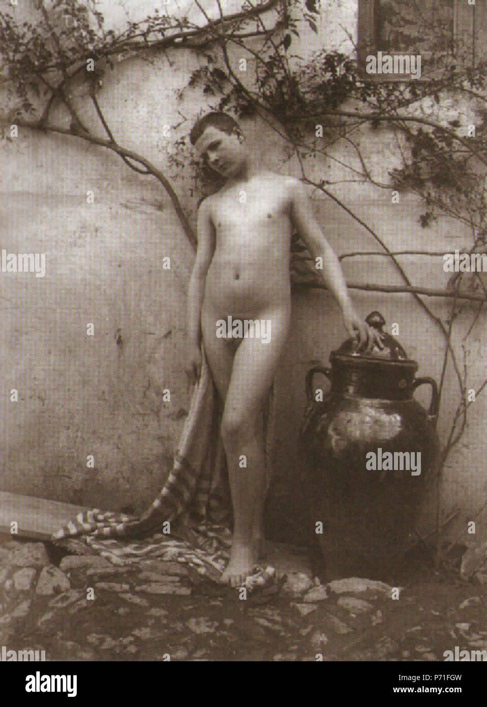 Italiano: Wilhelm von Gloeden (1856-1931). Numero di catalogo: 1412. Inglese: Wilhelm von Gloeden (1856-1931), numero di catalogo: 1412. . Circa 1900. 129 Gloeden, Wilhelm von (1856-1931) - n. 1412 - Nicole Cagnet (ed.), Gloedeneries caravagesques, 2005, p. 42 Foto Stock