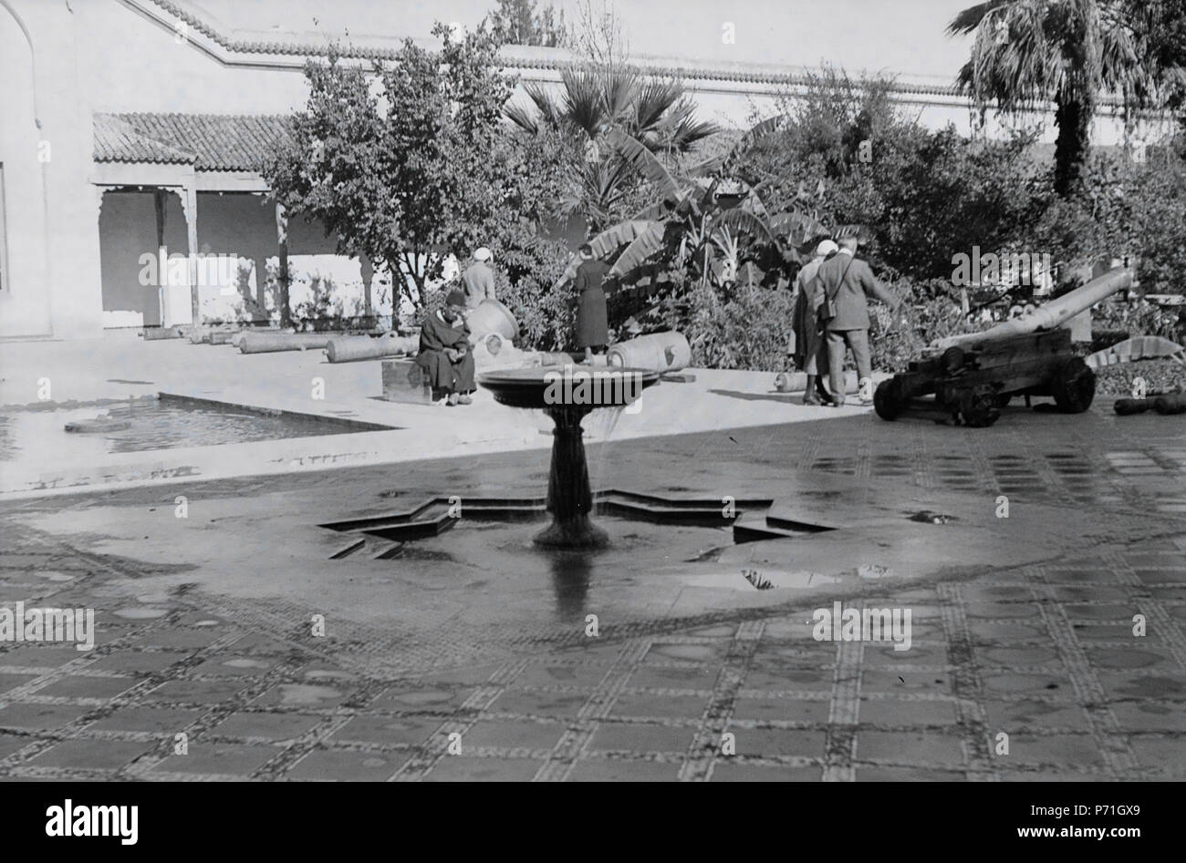 51 ETH-BIB-Brunnen in einem Garten in Fès-Nordafrikaflug 1932-LBS MH-034402-13 Foto Stock