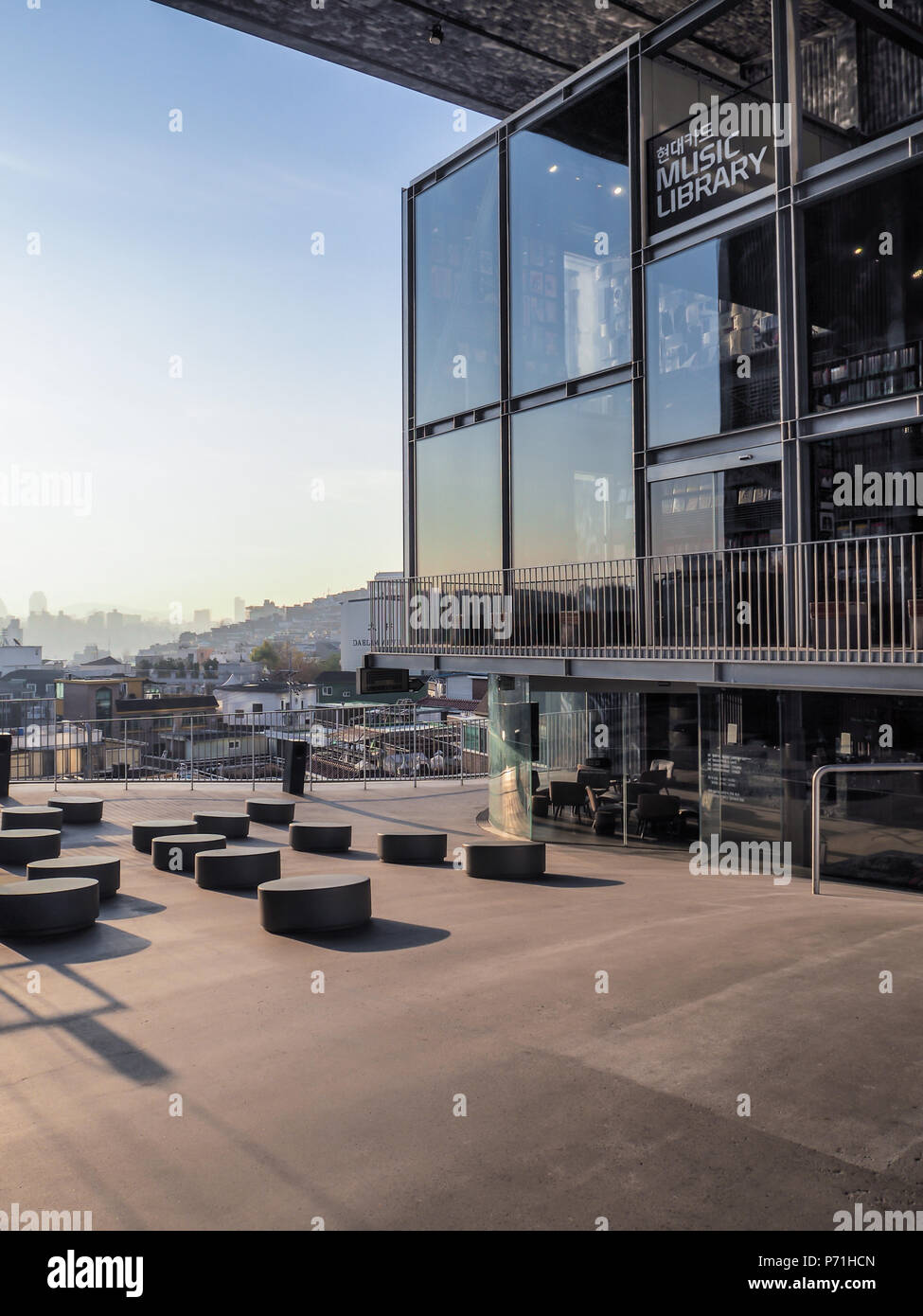 Seoul, Corea del Sud - Dicembre 2017: Hyundai musica libreria progettata da Choi Moon-gyu, affacciato Itaewon durante il tramonto Foto Stock