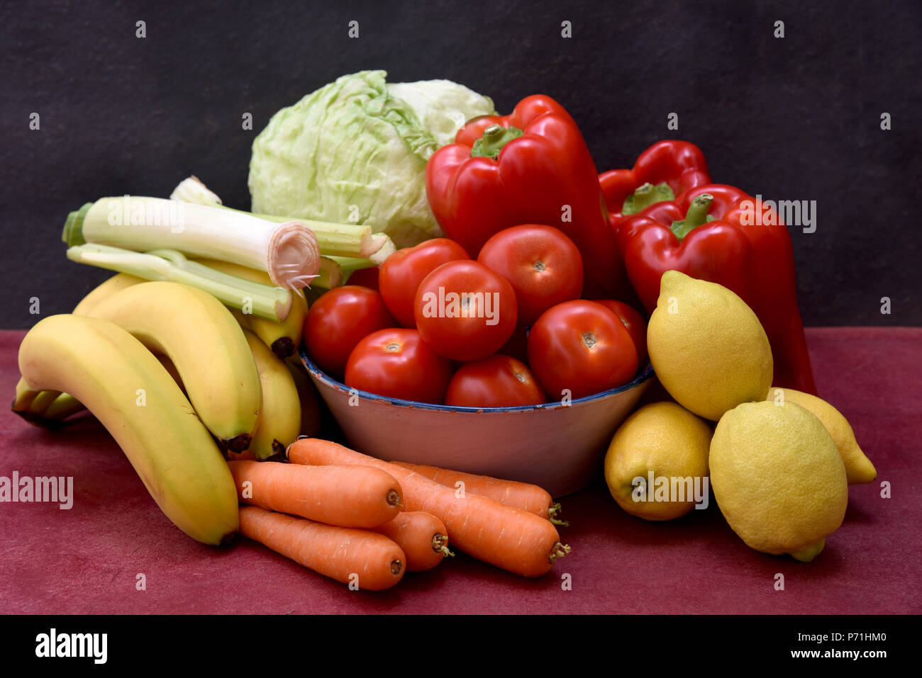 Ancora in vita con pomodori e peperoni, limoni, carote e lattuga Foto Stock