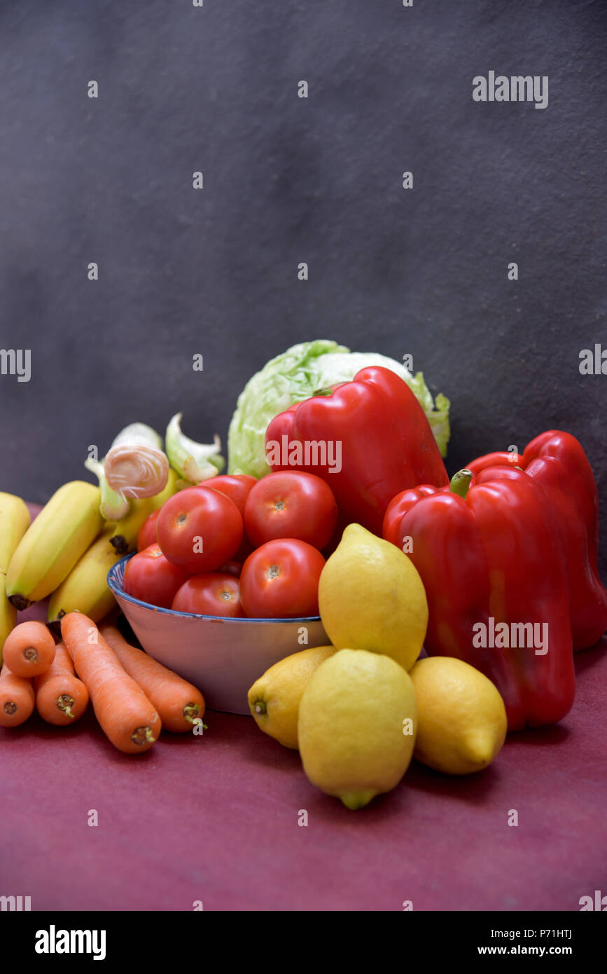 Ancora in vita con pomodori e peperoni, limoni, carote e lattuga Foto Stock