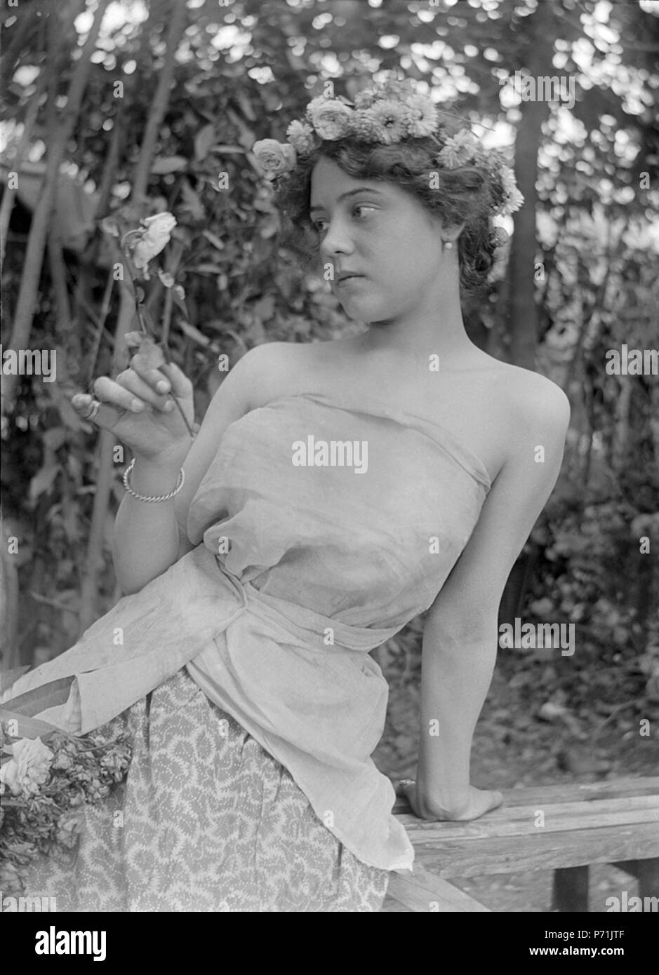 Inglese: Còpia moderna del originale negatiu de vidre 25 x 20 cm Llegat Dolors Moros, 2010 Museu d'Arte Jaume Morera. 2415 . 14 febbraio 2013, 16:12:46 9 Baldomer Gili Roig. Modello (Idarella), 1900 - 1904 Foto Stock