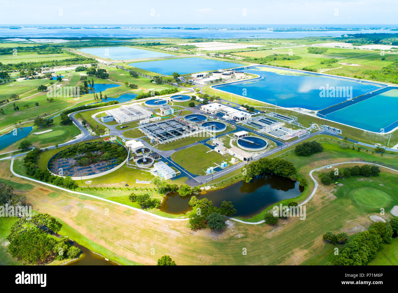 Moderno impianto di trattamento delle acque reflue in stile laguna a Bradenton, Florida, dove i normali liquami domestici vengono trattati, filtrati e riciclati Foto Stock