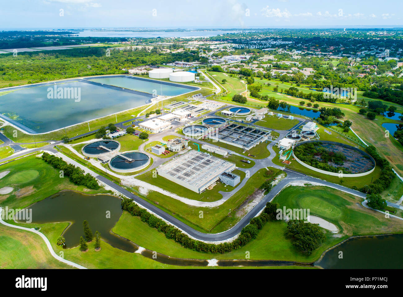 Laguna moderno rifiuti stile acqua impianto di trattamento delle acque reflue in Bradenton Florida fl dove normale liquami domestici è trattata e filtrata e riciclata per Foto Stock