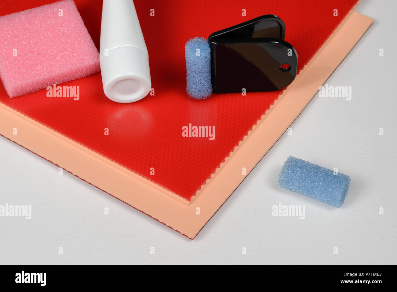 Ping pong forniture per la modifica di incollaggio rosso in spugna di gomma Foto Stock