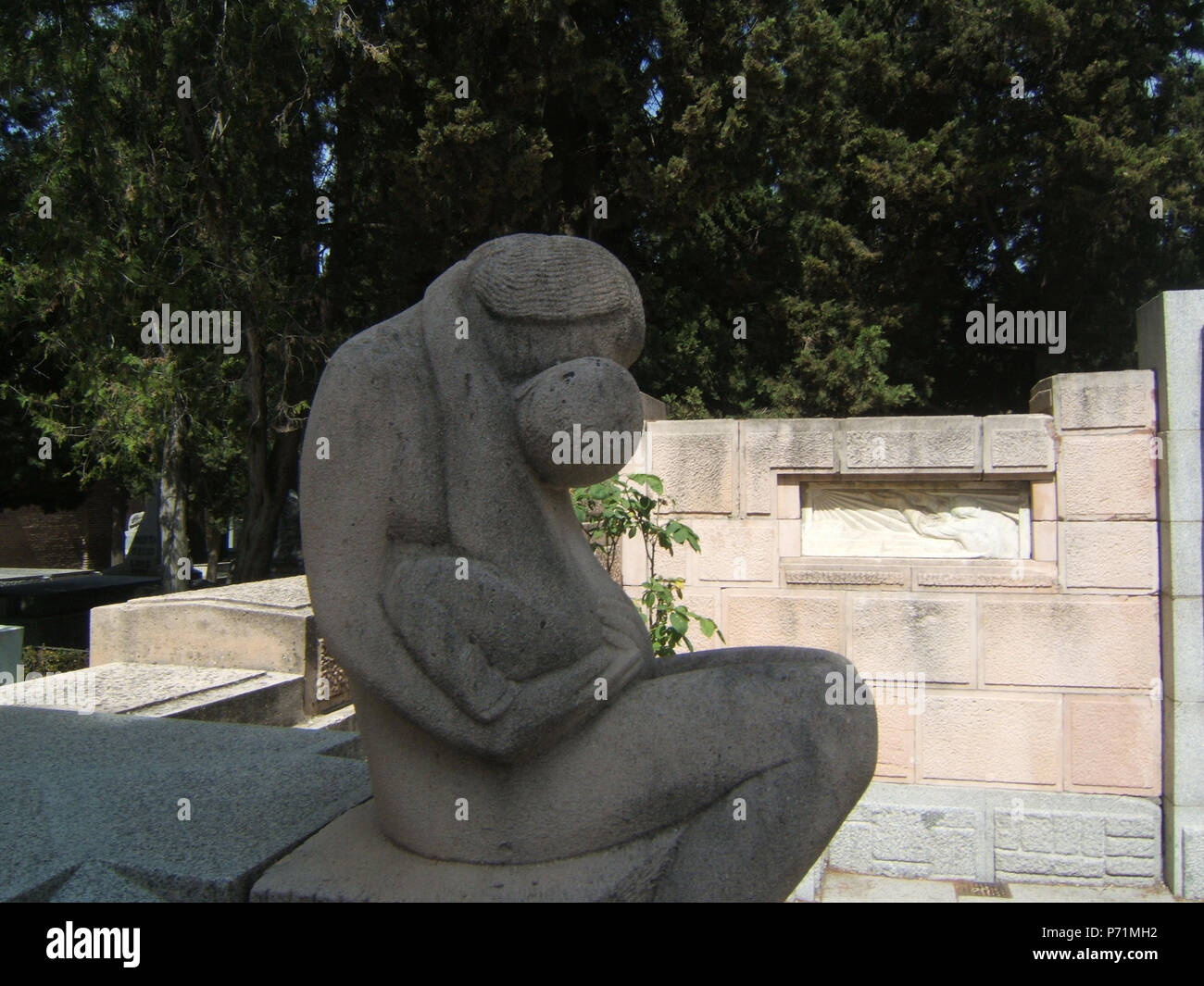 Inglese: opere di Emiliano Barral (1896-1936) nel cimitero civile in Madrid. Dettaglio della scultura di un congedo di maternità nel mausoleo del leader socialista Pablo Iglesias. 1 gennaio 2004, 00:01:21 39 Emiliano Barral Maternidad ca. 1929 Foto Stock
