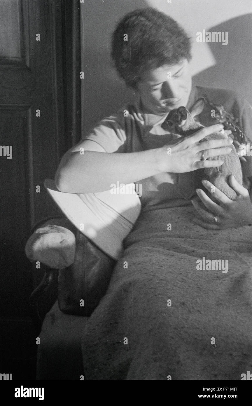 Wahrscheinlich Fotos von der Heimreise Abessinienflug vom 46 ETH-BIB-Begleiterin Mittelholzers mit einer jungen Ziege-Abessinienflug 1934-LBS MH02-40-0007 Foto Stock