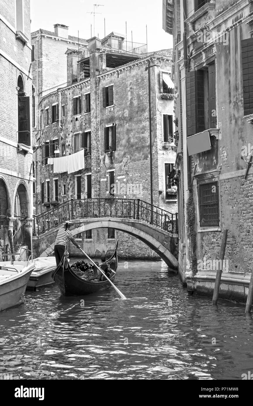 Vista veneziano con piccolo canale e la gondola di Venezia. In bianco e nero Foto Stock