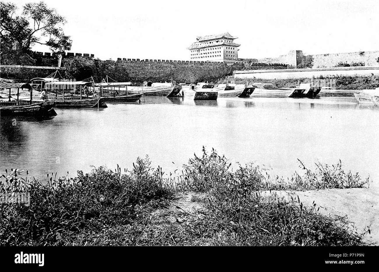 Inglese: foto da Ein Tagebuch in Bildern . prima di 1904 223 Tungchow Canal che fluisce attraverso il sud-est della città Tartarian Foto Stock