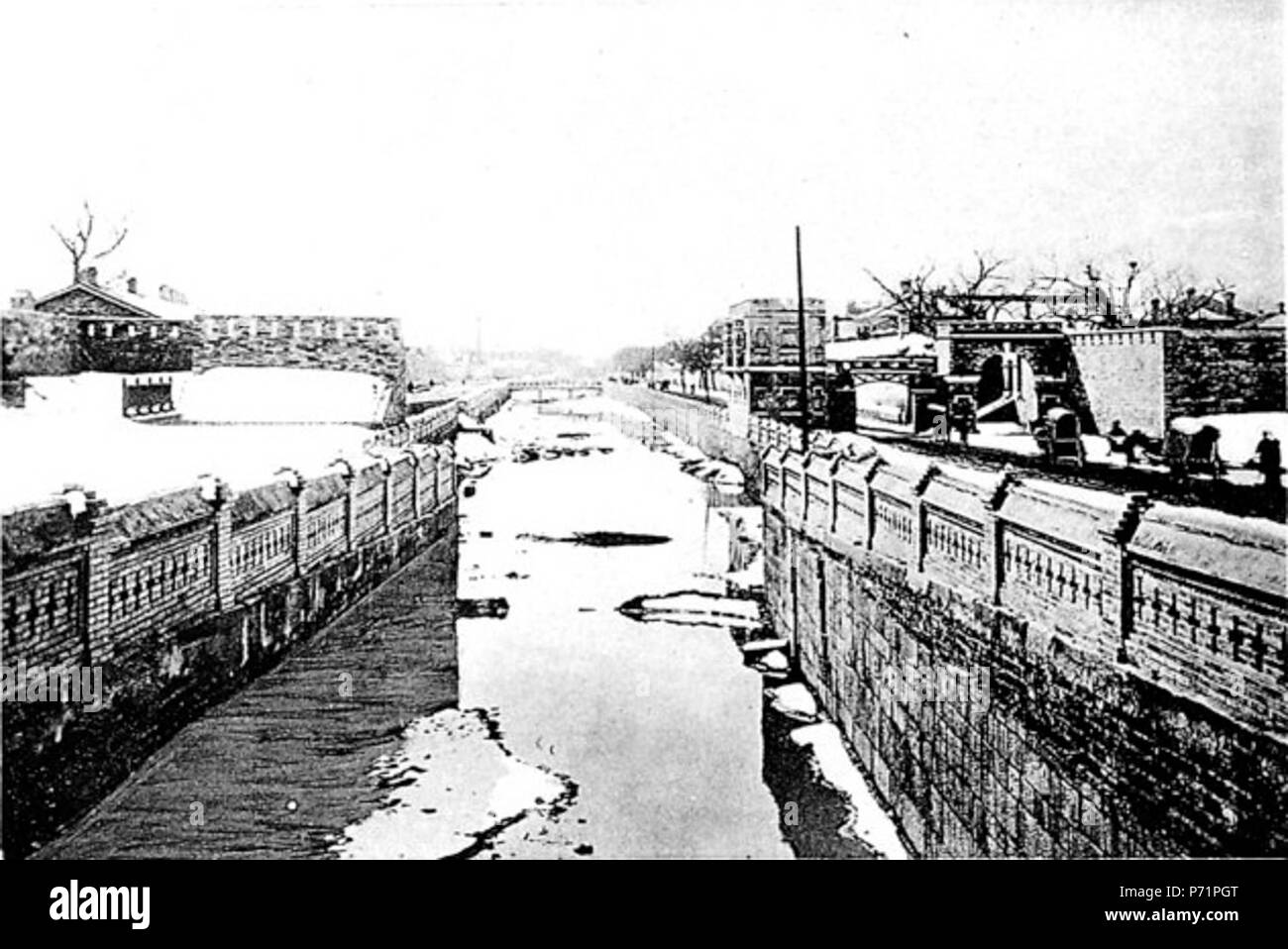 Deutsch: foto da Ein Tagebuch in Bildern . prima o nel 1902 15 Befestigter Nordeingang des Gesandtschaftsviertels rechts britische link. italienische Gesandtschaft Foto Stock