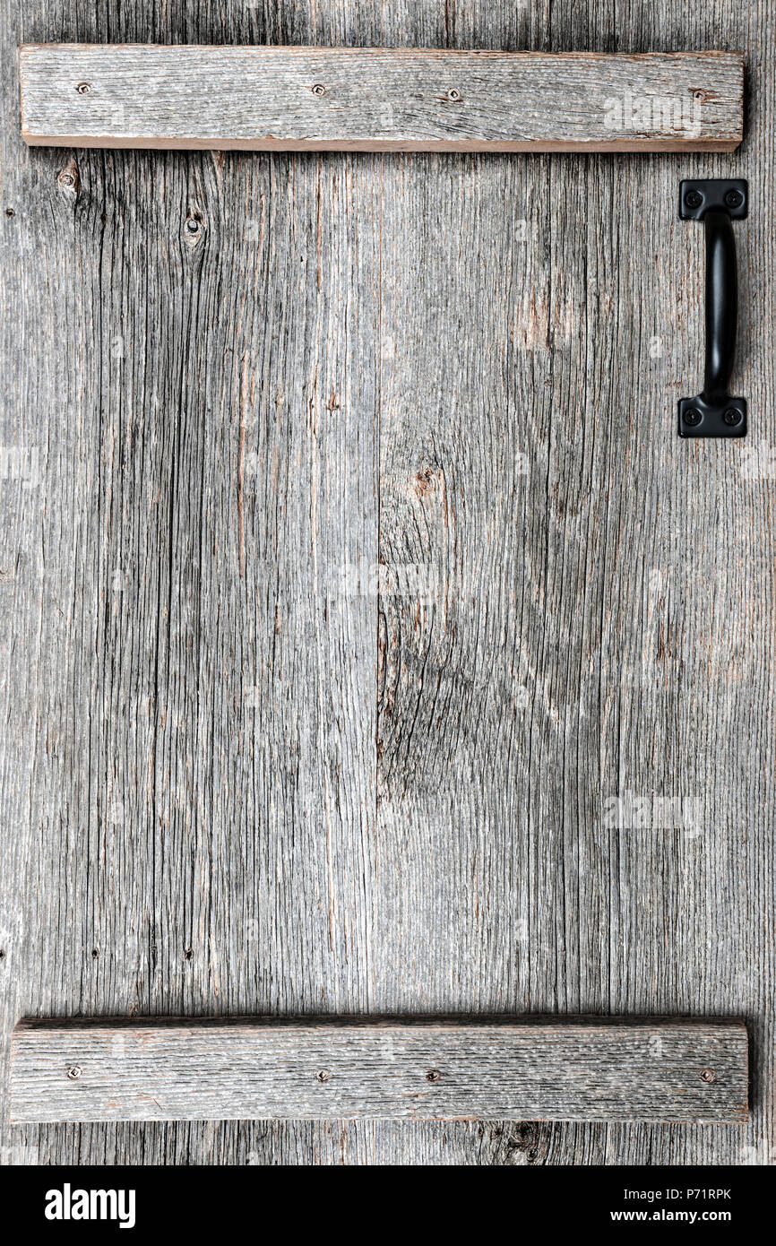 Rustico invecchiato fienile porta di legno con manico come sfondo a trama Foto Stock