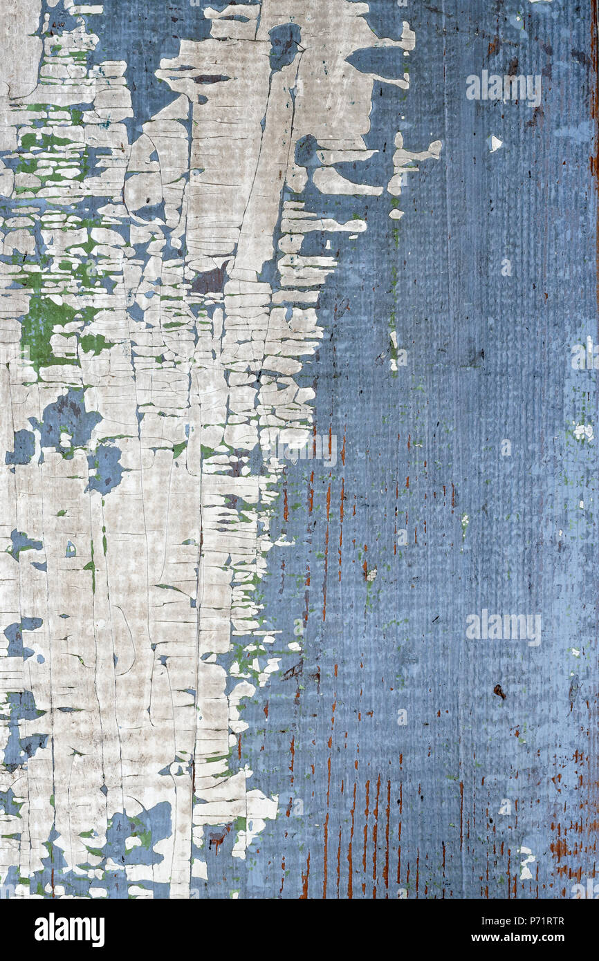Sullo sfondo di un vecchio distressed wood board con peeling paint Foto Stock
