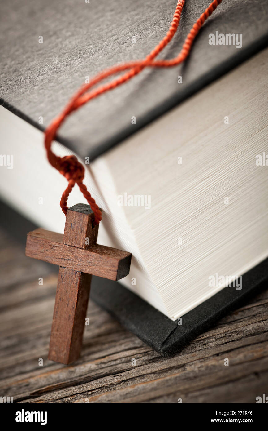 Vista dettagliata del cristiano in legno Collana croce accanto alla Sacra Bibbia Foto Stock
