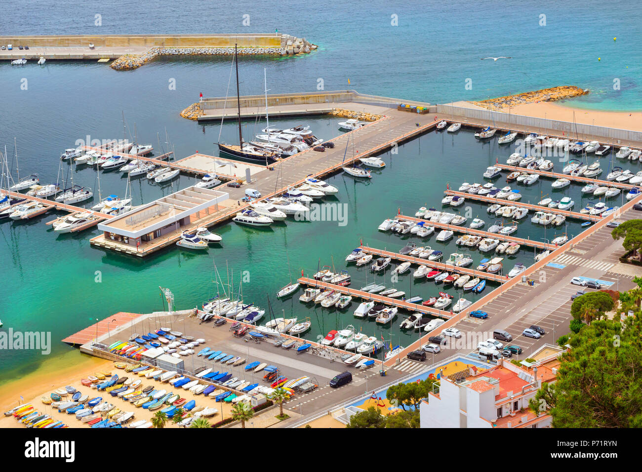 Porto di Mare con Barca ormeggi e di calcestruzzo promenade. Le imbarcazioni da diporto private e barche da pesca sono ormeggiate al molo. Costa di spagnolo beach resort Blanes in somma Foto Stock