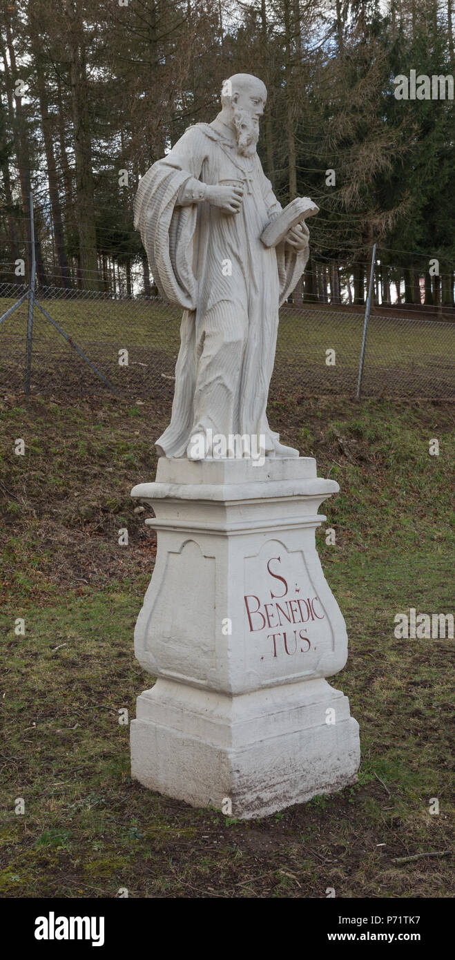 Deutsch: Kalvarienberg in Heiligenkreuz, Niederösterreich inglese: Calvario in Heiligenkreuz, Bassa Austria questo supporto mostra il monumento protetto con il numero 70028 in Austria. (Commons, de, ) ubicazione dell'oggetto 48° 03' 22.32" N, 16° 08' 05.32" e visualizzare questa e altre immagini nelle vicinanze su: OpenStreetMap - Google Earth; 48.056200 16.134810 . 11 febbraio 2016, 12:35:10 12 a 70028 Calvario Heiligenkreuz, Bassa Austria 1763 Foto Stock
