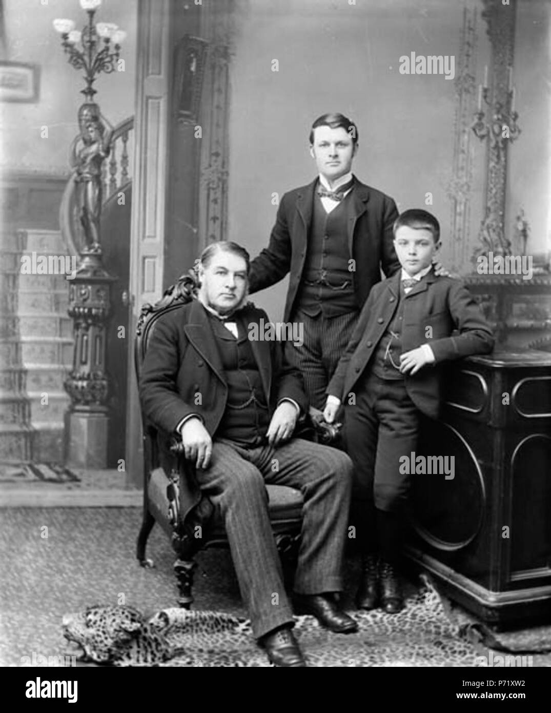 L'onorevole sir Charles Tupper (ex il primo ministro canadese) con suo figlio gli onorevoli Charles Hibbert Tupper e il nipote . Marzo 1891 16 Tupperfamily Foto Stock