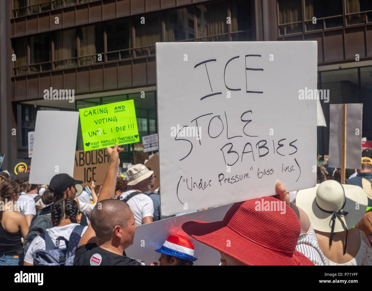 I segni e la folla a famiglie appartengono insieme - Chicago Marzo, Giugno 30, 2018 Richard J Daley Center, Chicago, IL Foto Stock