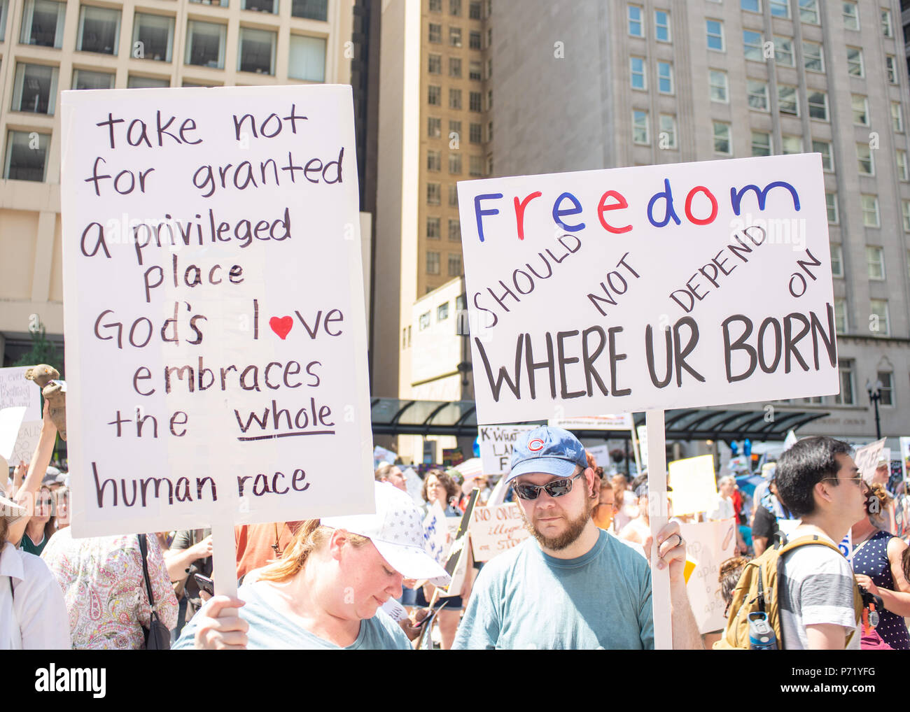 I segni e la folla a famiglie appartengono insieme - Chicago Marzo, Giugno 30, 2018 Richard J Daley Center, Chicago, IL Foto Stock