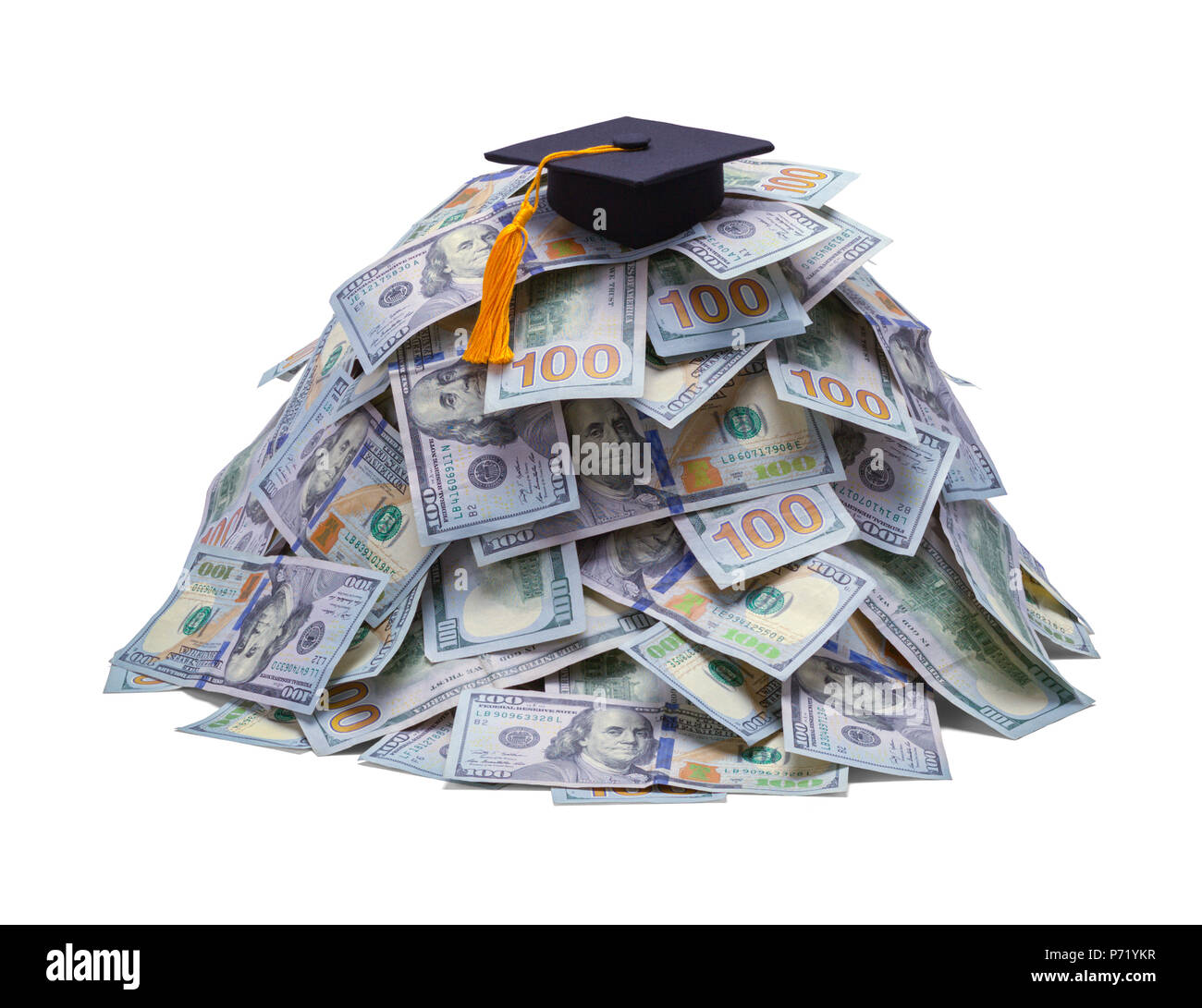 Pila di denaro con Gradutation Hat isolati su sfondo bianco. Foto Stock