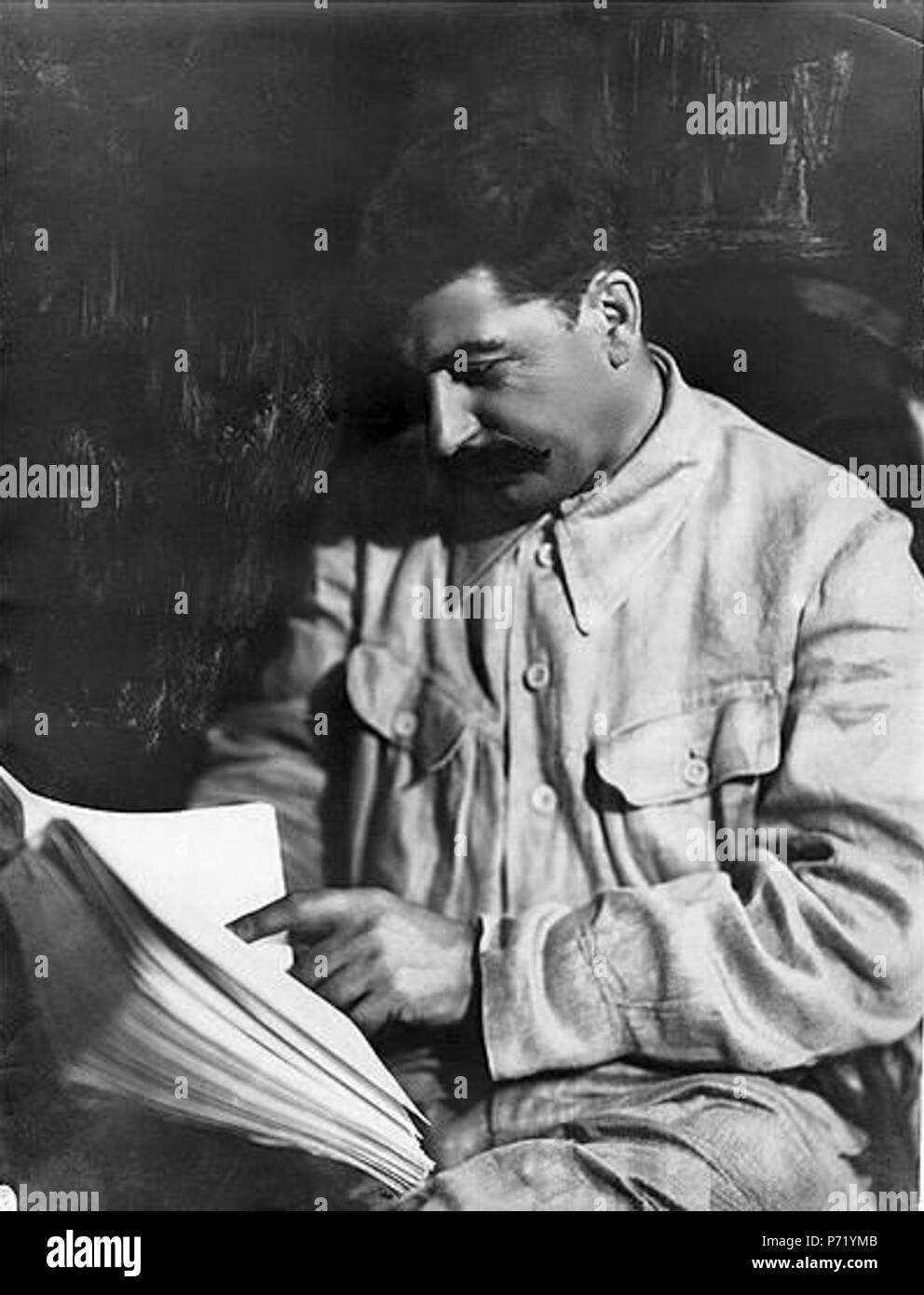 18 Иосиф Сталин читает (1920-1930-е) Foto Stock