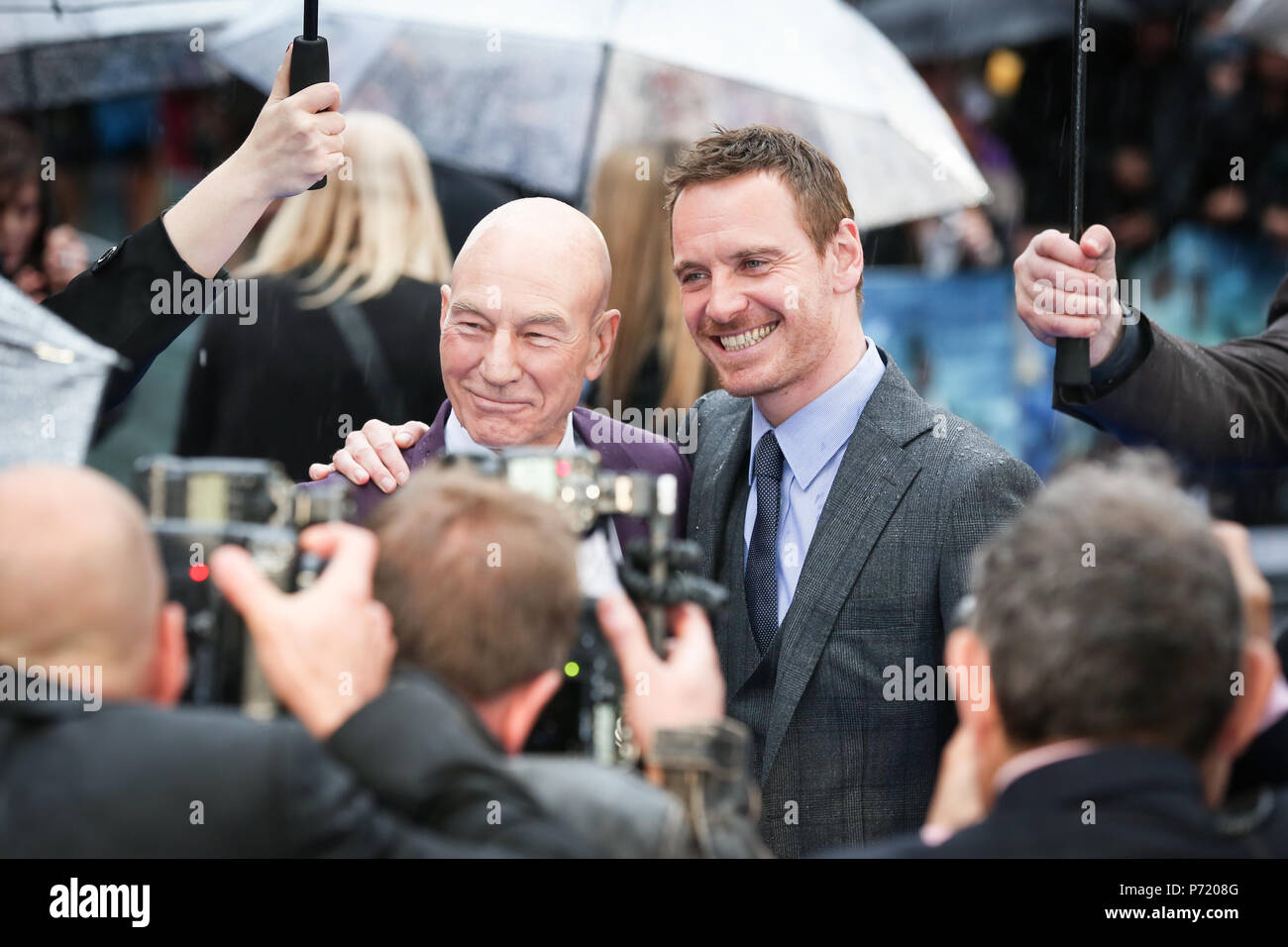 Londra, UK, 12 maggio 2014,Patrick Stewart, Michael Fassbender,UK premiere di 'X-Men:giorni di Futuro Passato', Odeon Leicester Square. Mariusz Goslicki/Alamy Foto Stock