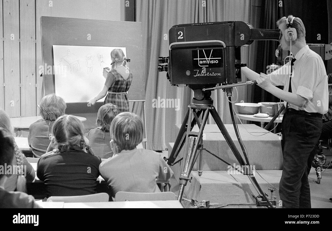 Tamvision fotocamera dell'operatore Tuomo Kurikka di film di un programma televisivo in Frenckell's studio a Tampere. YLE Foto Stock