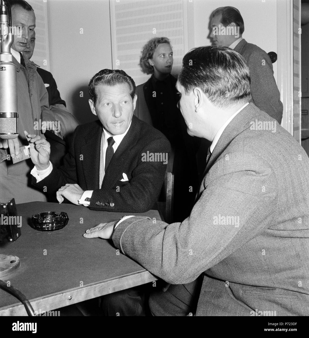 L'attore americano Danny Kaye intervistato per il finlandese della società di radiodiffusione, 1955. Foto Stock