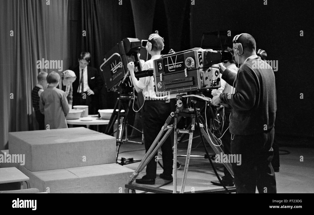 La Tamvision cameramen Tuomo Kurikka e Lasse Koskinen di film di un programma televisivo in Frenckell's studio a Tampere. Foto Stock