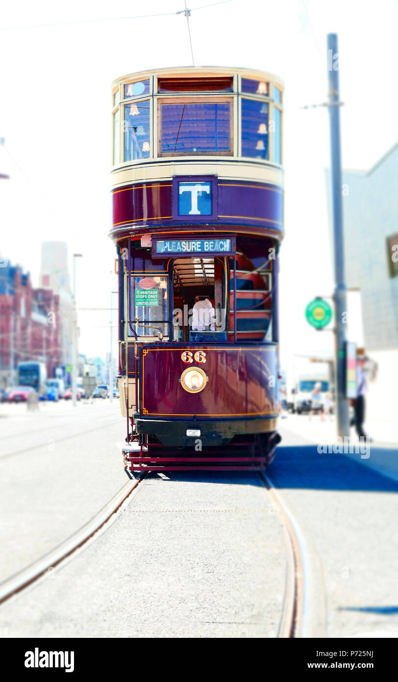 Vista frontale di Bolton Corporation tram 66 costruito nel 1901 operando come parte del patrimonio di Blackpool Tour in tram lungo la Promenade di Blackpool Foto Stock