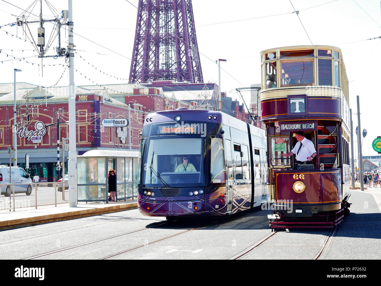 Il vecchio e il nuovo. Un contemporaneo Bombardier tram si siede accanto al patrimonio di Blackpool tram tours 1901 Bolton Corporation tram 66 Foto Stock