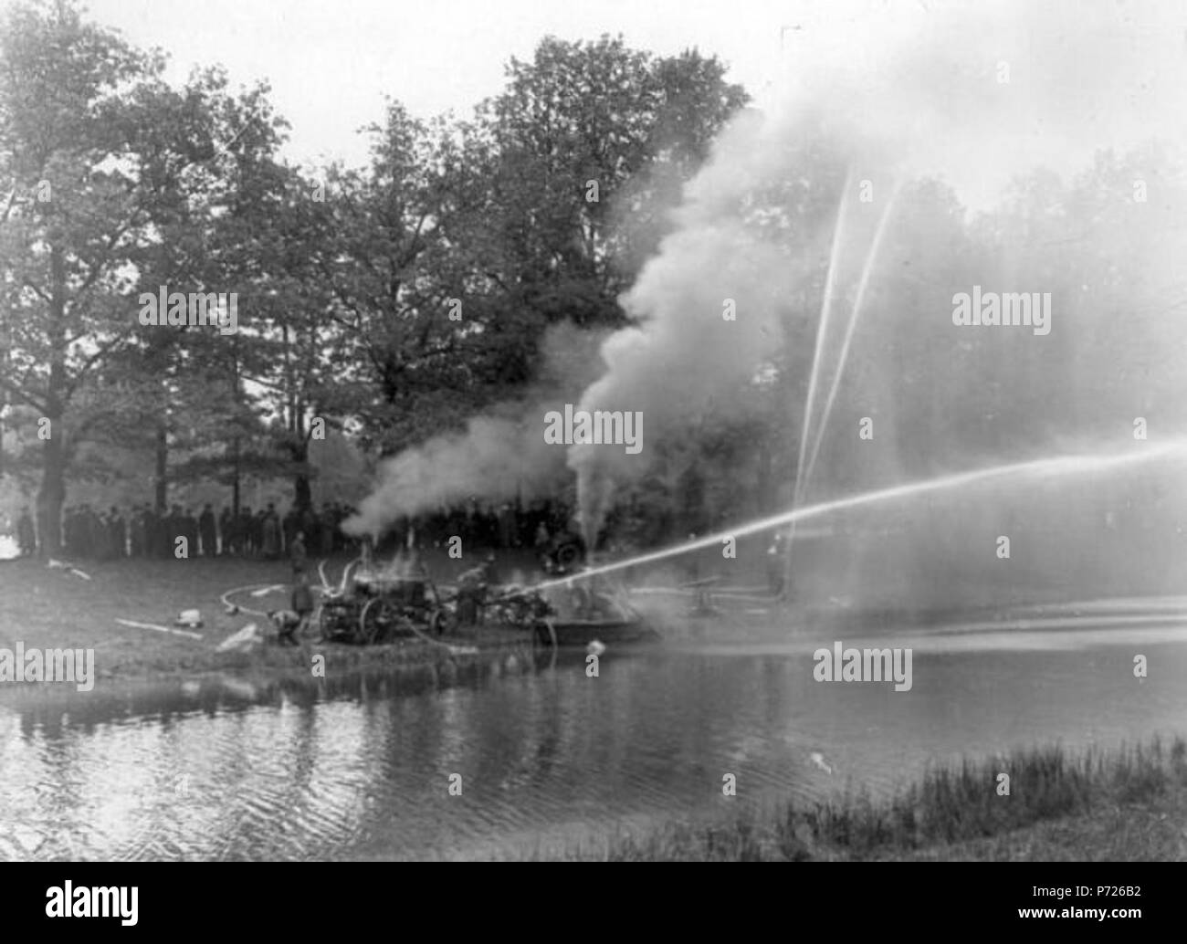 : , . Inglese: Carskoe Selo (Russia), l'esperienza di lotta antincendio nel boschetto di querce vicino Orlov cancello in Catherine Park. 28 Agosto 1911 210 Sankt-Peterburg oldfoto 13650 Foto Stock