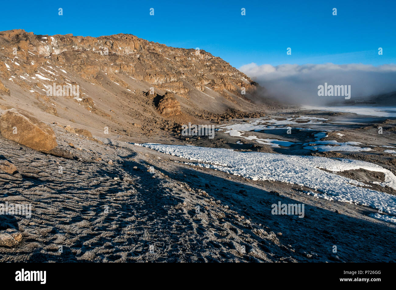 All'interno del cratere sulla sommità del Monte Kilimanjaro con il punto più alto Uhuru picco in corrispondenza della estremità della cresta, UNESCO, Tanzania, Africa orientale, Africa Foto Stock