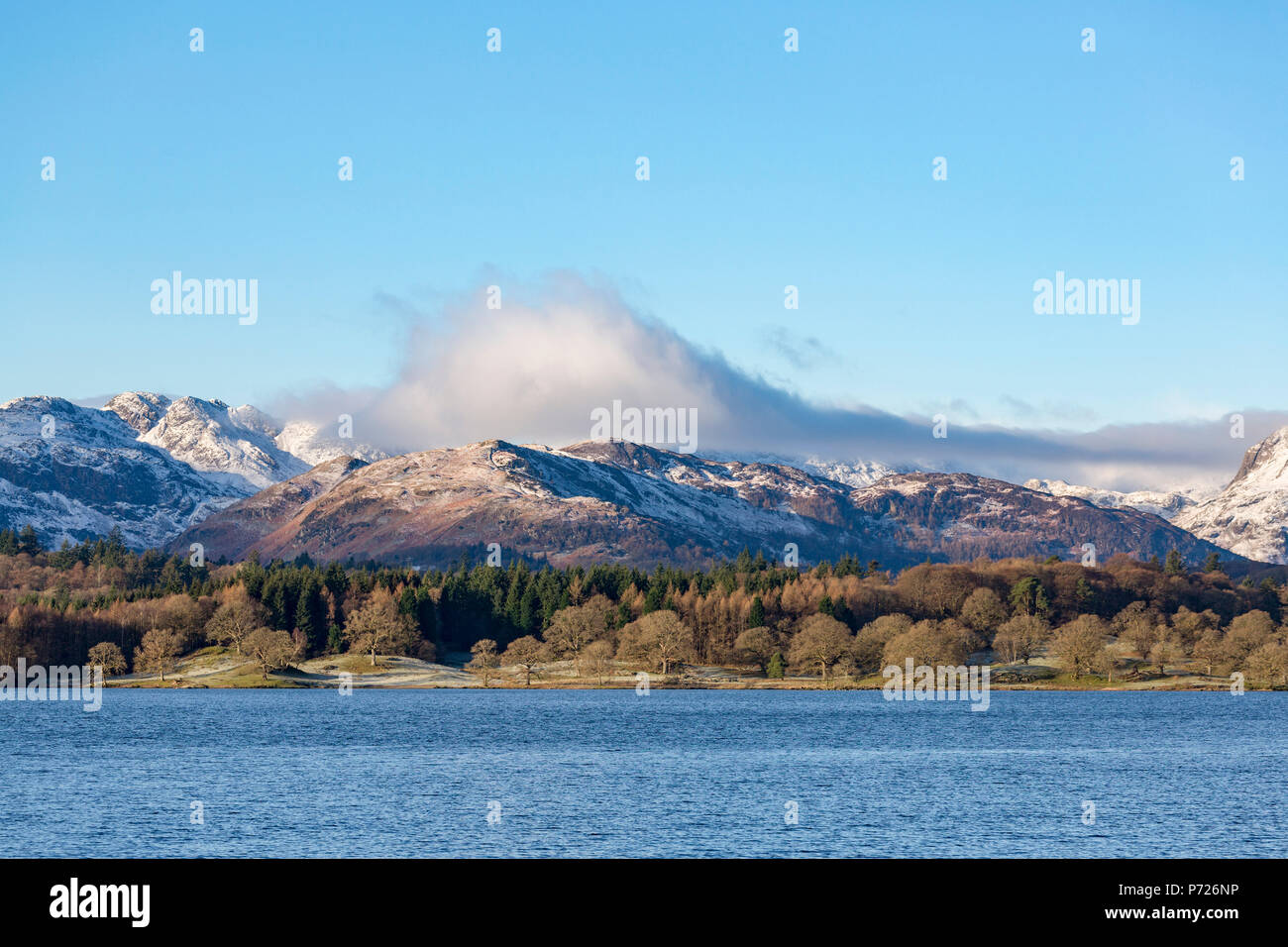 Guardando verso il north end di Windermere, con aspre montagne coperte di neve compresi Helvellyn, Parco Nazionale del Distretto dei Laghi, UNESCO, Cumbria, Regno Unito Foto Stock