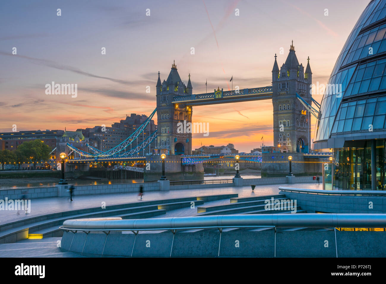 Il Tower Bridge oltre il Fiume Tamigi e Municipio di Londra, Inghilterra, Regno Unito, Europa Foto Stock