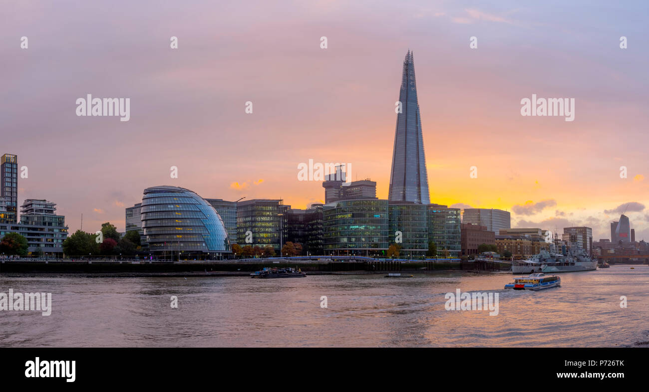 La Shard e Municipio dal fiume Tamigi, Southwark, Londra, Inghilterra, Regno Unito, Europa Foto Stock