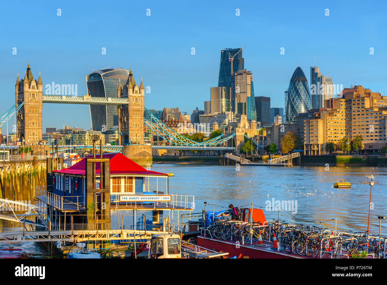 Il Tower Bridge oltre il Tamigi e la City of London skyline di Londra, Inghilterra, Regno Unito, Europa Foto Stock