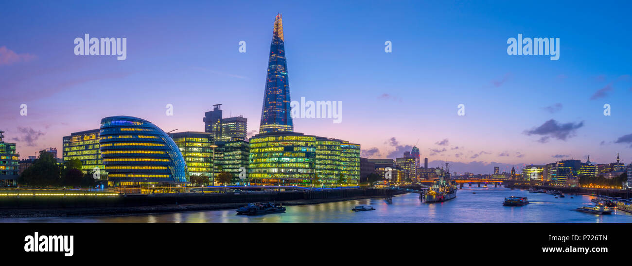 La Shard e Municipio dal fiume Tamigi, Southwark, Londra, Inghilterra, Regno Unito, Europa Foto Stock