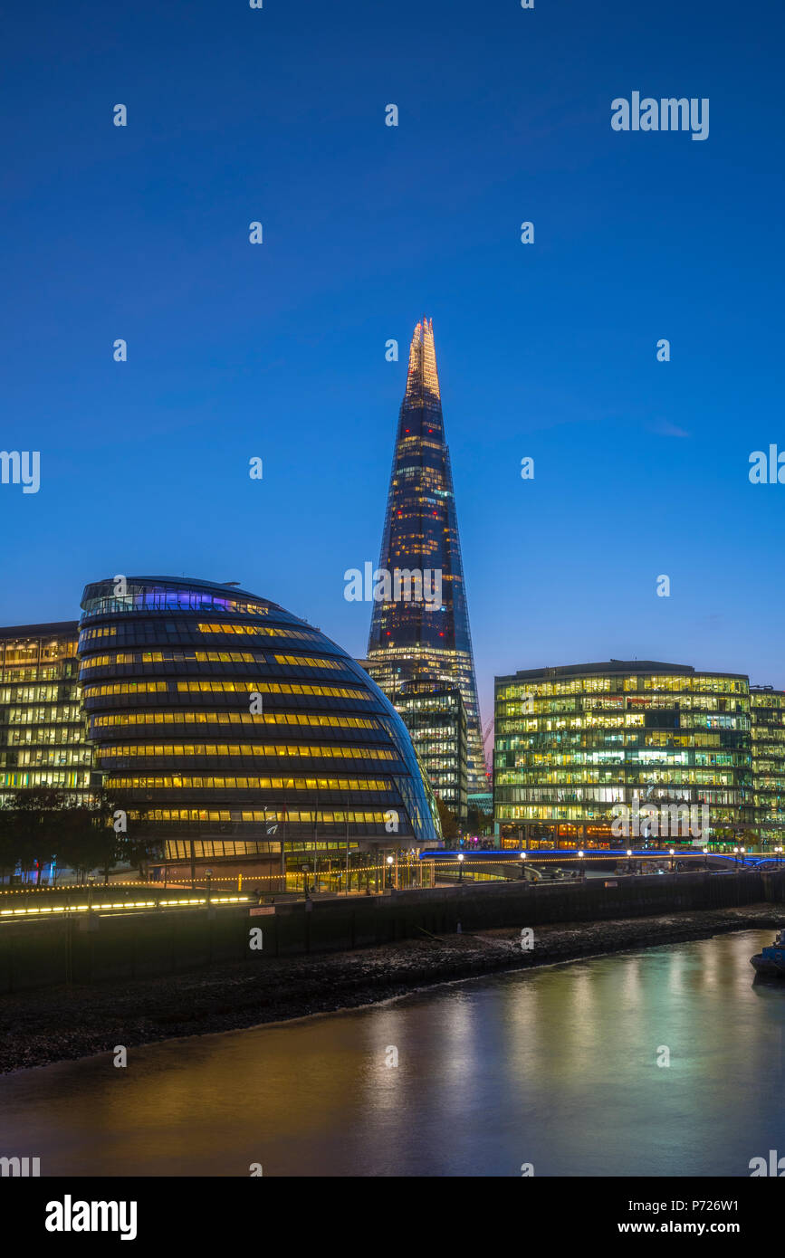 La Shard e Municipio dal fiume Tamigi, Southwark, Londra, Inghilterra, Regno Unito, Europa Foto Stock