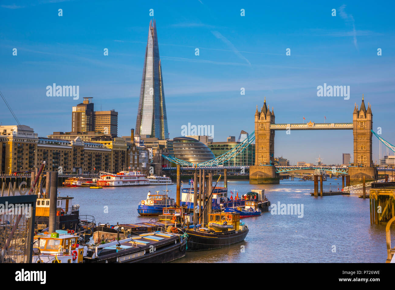 Il Tower Bridge oltre il Fiume Tamigi e il coccio, London, England, Regno Unito, Europa Foto Stock