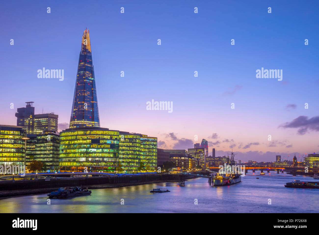 La Shard e Municipio dal fiume Tamigi, Southwark, Londra, Inghilterra, Regno Unito, Europa Foto Stock