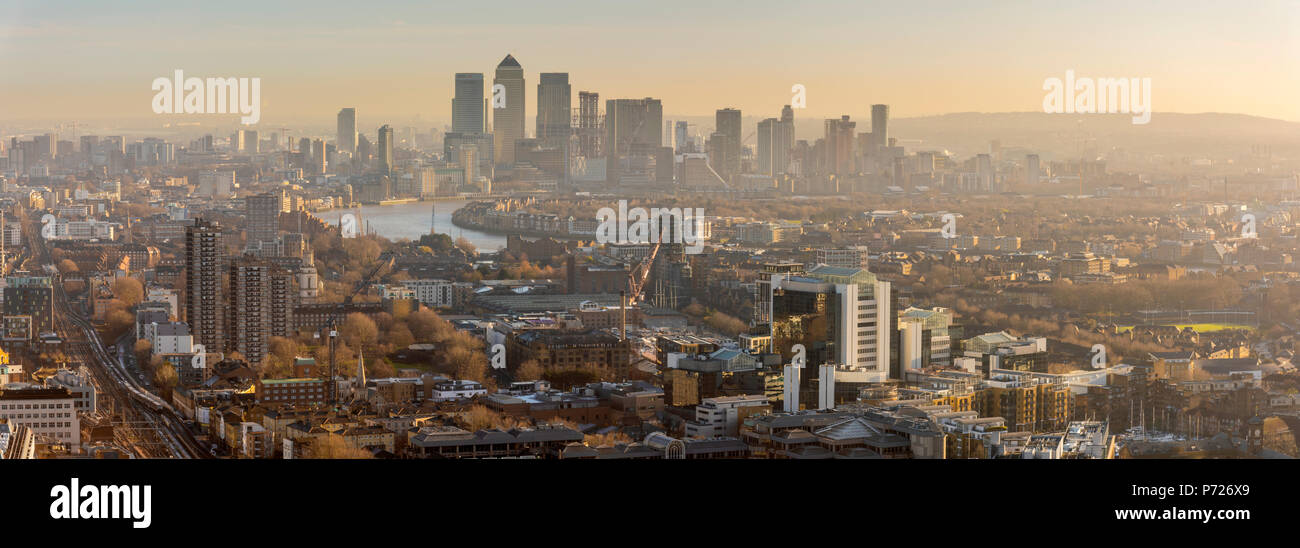 Canary Wharf skyline, Docklands, Londra, Inghilterra, Regno Unito, Europa Foto Stock