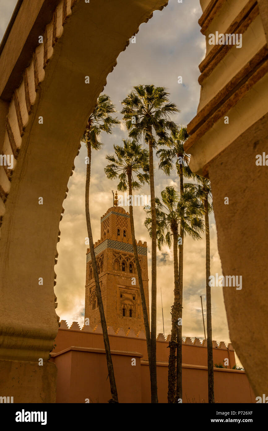 Vista della Moschea di Koutoubia e palme attraverso archway, Sito Patrimonio Mondiale dell'UNESCO, Marrakesh (Marrakech), Marocco, Africa Settentrionale, Africa Foto Stock