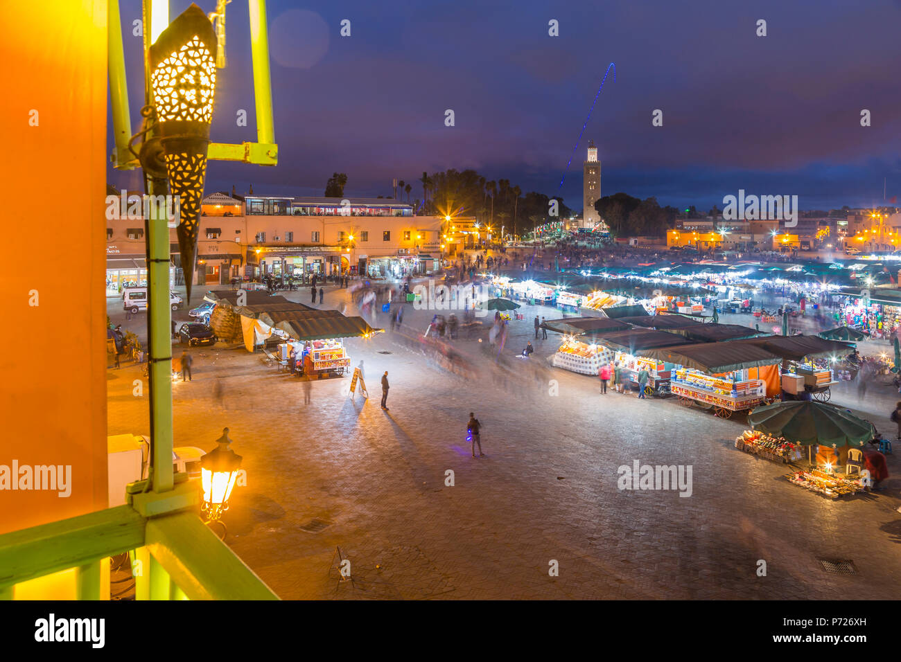 Vista della piazza Jemaa el Fna (Djemaa El Fnaa) Square, l'UNESCO e la Moschea di Koutoubia di notte, Marrakesh (Marrakech), Marocco, Africa Settentrionale, Africa Foto Stock