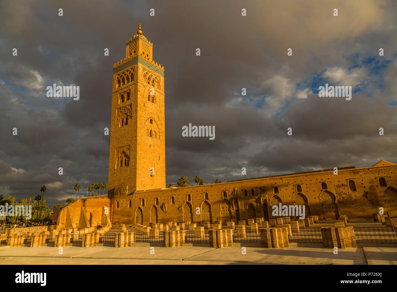 Vista della Moschea di Koutoubia contro il cielo tempestoso, Sito Patrimonio Mondiale dell'UNESCO, Marrakesh (Marrakech), Marocco, Africa Settentrionale, Africa Foto Stock