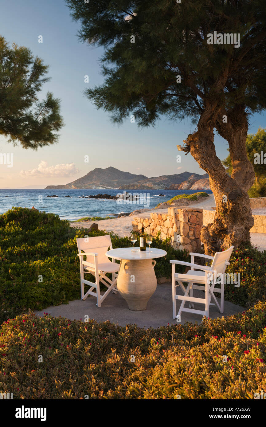Vino bianco bottiglia e bicchieri sul tavolo al Nefeli Sunset Studios Pollonia Milos, Cicladi, il Mare Egeo e le isole greche, Grecia, Europa Foto Stock