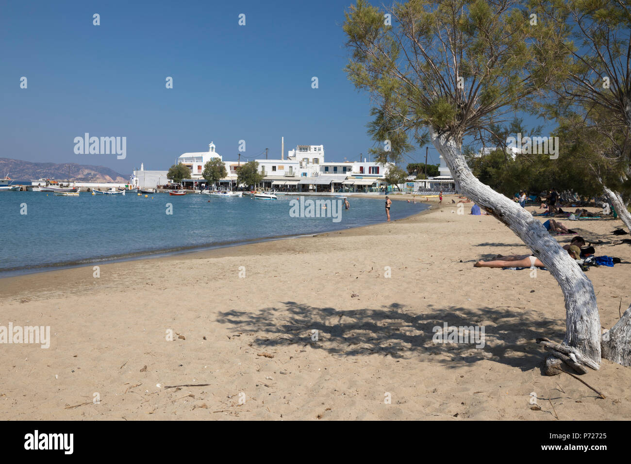 Vista lungo la spiaggia di sabbia bianca, Pollonia Milos, Cicladi, il Mare Egeo e le isole greche, Grecia, Europa Foto Stock