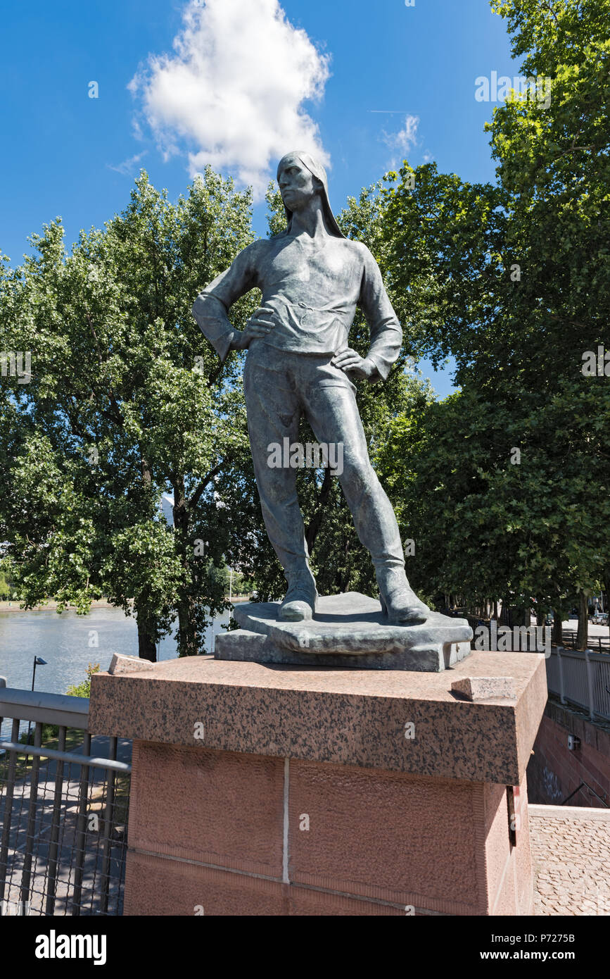 Scultura il lavoratore portuale (dock lavoratore, costruire da artista Constantin Meunier nel 1899) sul Friedensbrucke a Francoforte, Germania Foto Stock