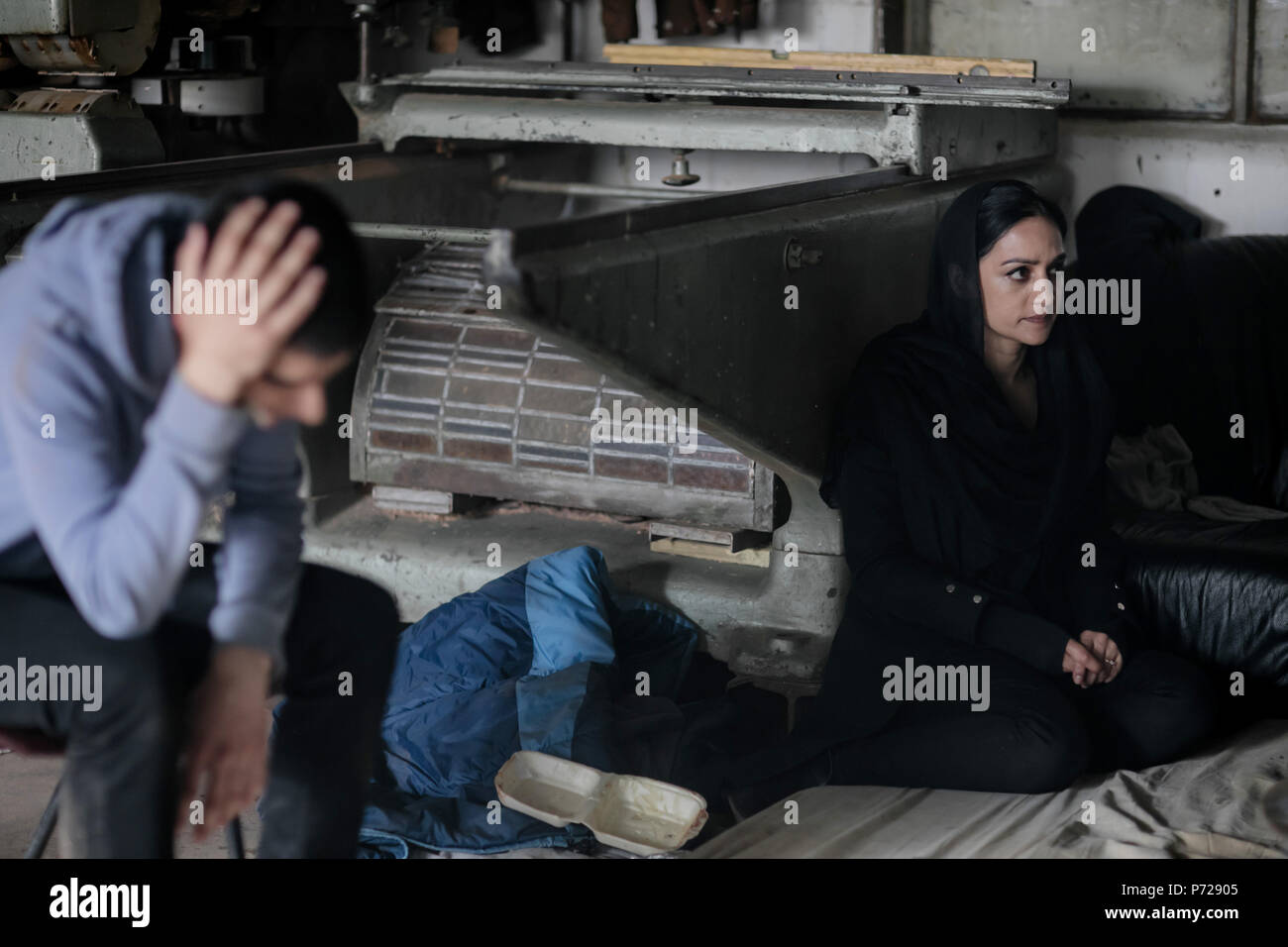 Parenti prossimi, l-r: Viveik Kalra, Archie Panjabi (stagione 1, in onda Giugno 21, 2018), ph: Mammut Schermo per ITV / © Sundance / cortesia Everett Collection Foto Stock